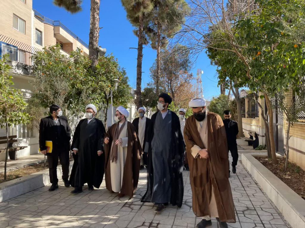 بازدید قائم مقام و معاون آموزش و پژوهش مجتمع فقه، حقوق و قضای اسلامی از مرکز تخصصی امام حسین علیه السلام در شیراز 5 photo 2022 01 21 17 22 49